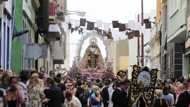 12.000 fieles bajo su manto