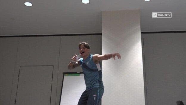 Roque Mesa da el cante en el Swansea