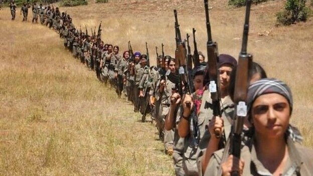 Las mujeres enseñan los dientes al EI