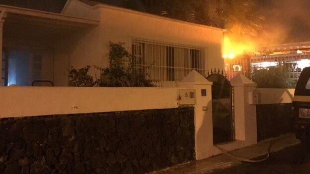 Atendido por inhalación de humo tras el incendio de su vivienda