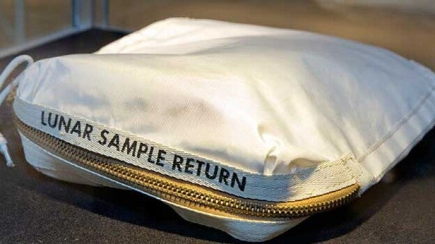 Venden una bolsa con polvo lunar por 1,8 millones de dólares