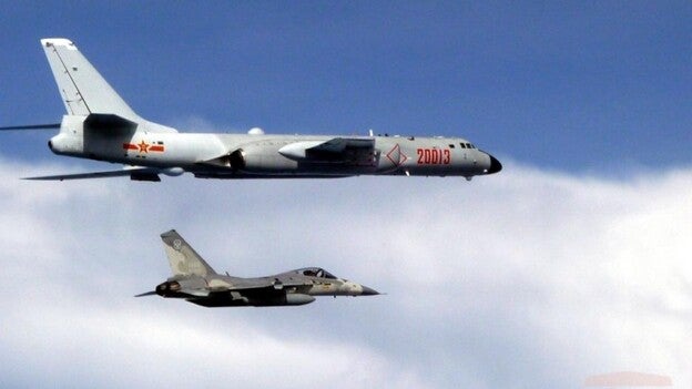 Dos bombarderos chinos pasan por espacio aéreo de Taiwán