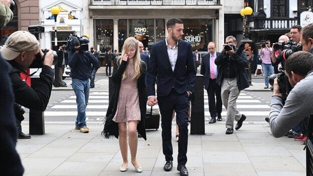 Los padres del bebé Charlie anuncian el fin de su batalla legal