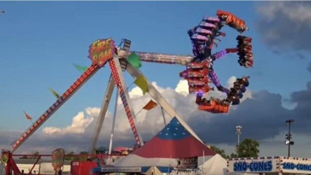 Muere tras salir disparado de una atracción