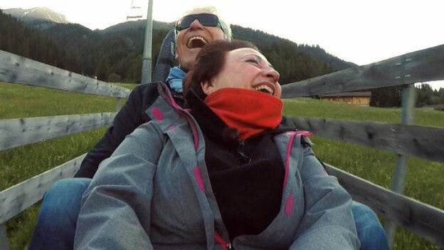 Las parejas de ‘Hotel romántico’ disfrutan de un tobogán alpino
