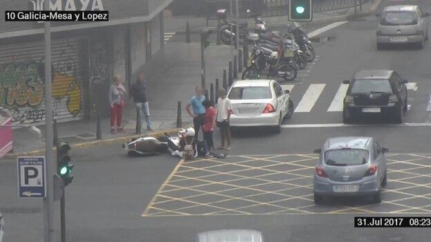 Herido tras chocar con su moto con un taxi