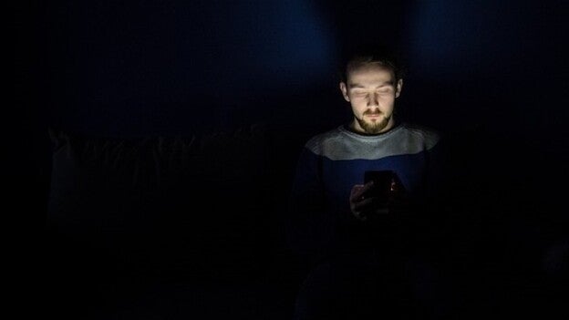 La luz de los dispositivos digitales reduce la calidad del sueño
