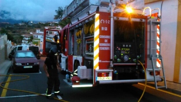 Extinguen un incendio en un taller de aluminio en Los Realejos