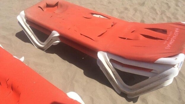 Destrozan varias hamacas en Playa del Inglés