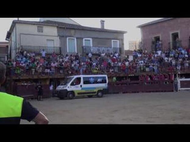 Jesulín de Ubrique abandona una corrida en ambulancia