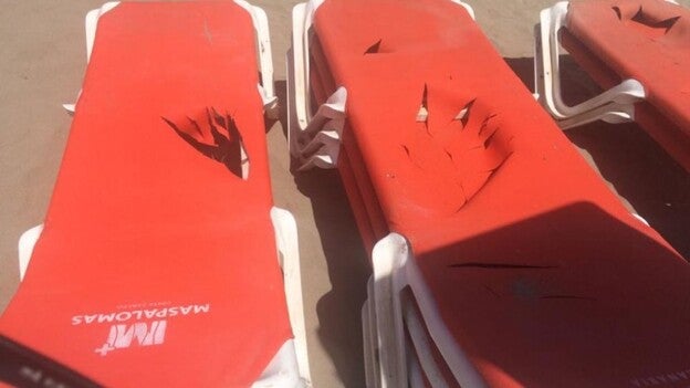 La policía investiga el destrozo de hamacas en Playa del Inglés