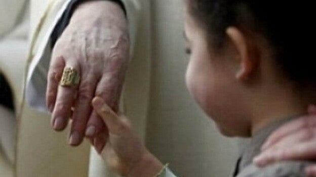 Propone sancionar a los que no denuncien la pederastia en cofensión