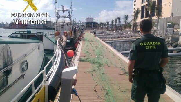 Interceptado un barco que pretendía pescar en una zona protegida