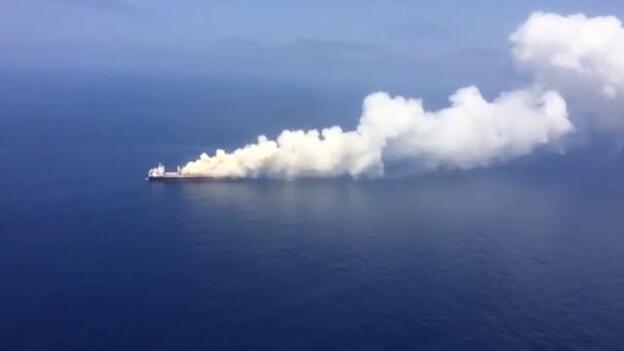 El barco en llamas al sur de Gran Canaria, a la deriva