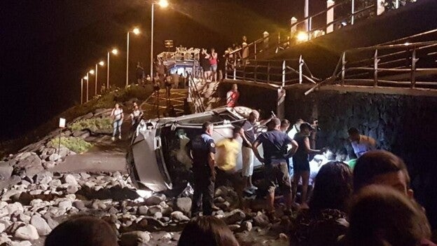 Muere al caer con su coche a una playa