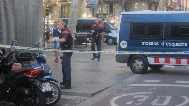 Los terroristas abatidos en Cambrils llevaban un hacha y cuchillos en el coche