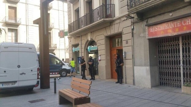Los Mossos registran la casa del imán de Ripoll