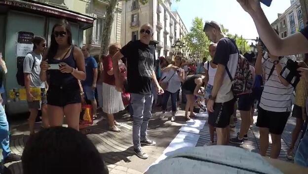 Abrazos solidarios en Barcelona