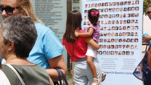 Música y flores para recordar a las víctimas de Spanair