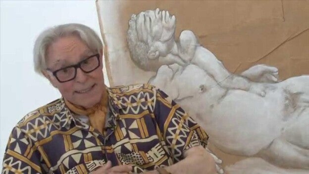 Pepe Dámaso explica su obra al público