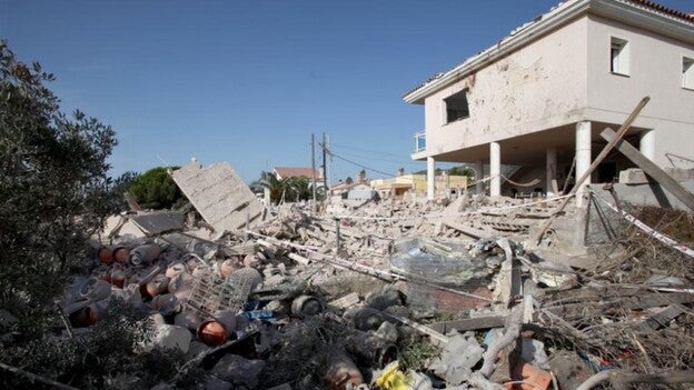 Hallan un cinturón de explosivos entre los restos