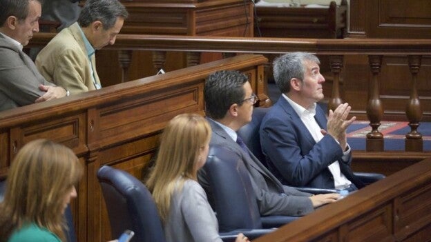 La oposición se alía contra Clavijo por las microalgas