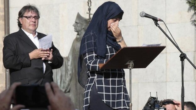 La hermana de los Oukabir protagoniza el acto de Ripoll
