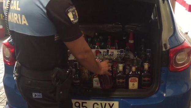 Quitan más de 300 envases con alcohol a menores en Melenara