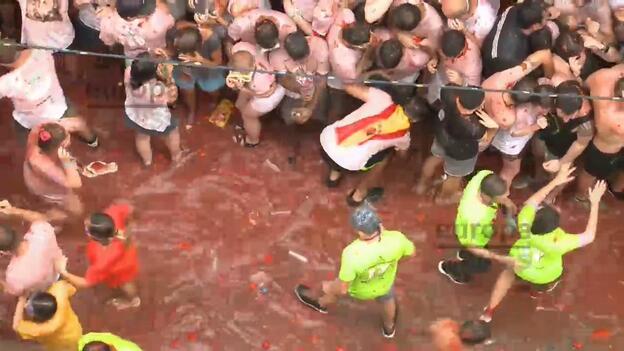 La lluvia da tregua para que Buñol se tiña de rojo un año más con La Tomatina