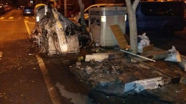 Prenden fuego a varios contenedores y un coche