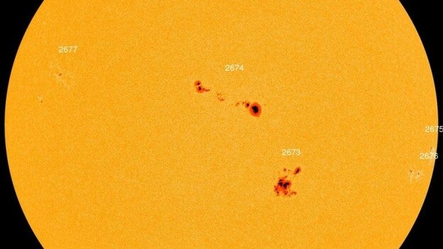 Una mancha solar envía una tormenta hacia la Tierra