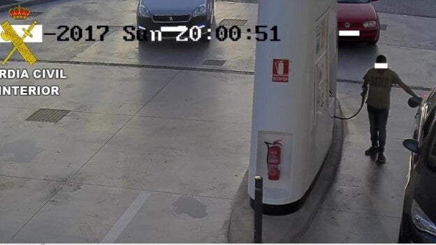 Conduce sin carnet, con placa falsa y roba gasolina