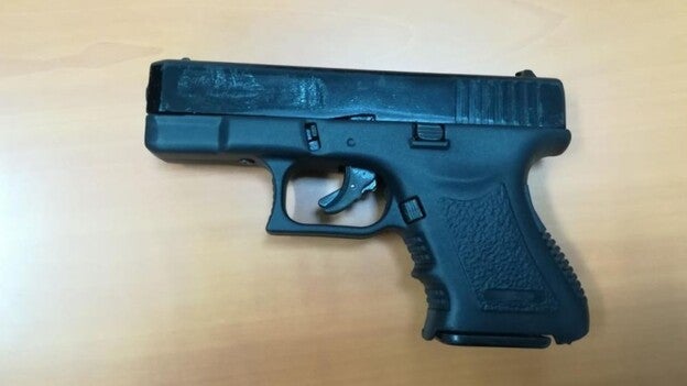 Detenido tras amenazar con una pistola con un cartucho en la recámara