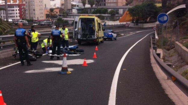 Se fractura la cadera al caerse de su motocicleta