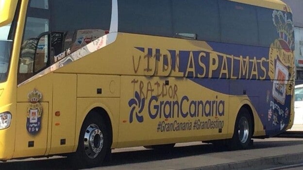 Pintadas contra Vitolo en la guagua de la UD