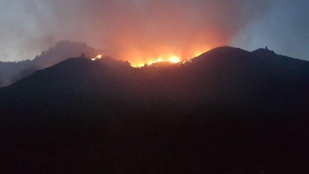 Así estaba el incendio al anochecer el miércoles en Las Lagunetas.
