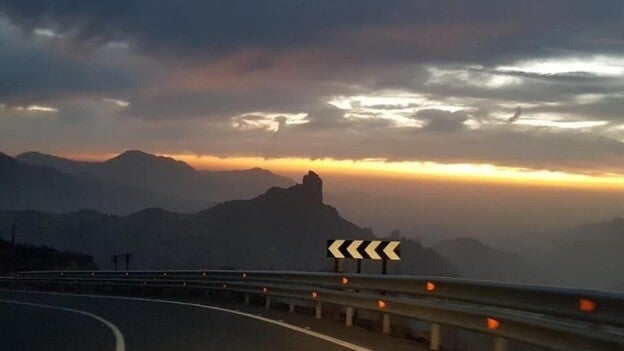 La extinción del incendio de la cumbre continúa tras haberse controlado