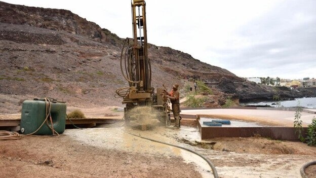 El Ayuntamiento analiza el agua subterránea del Confital