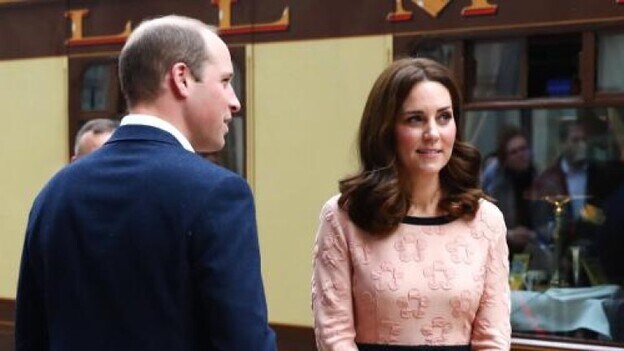Kate Middleton sonriente y sin signos evidentes de embarazo