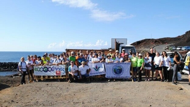 Sesenta voluntarios retiran 100 kilos de residuos en la costa de Teno