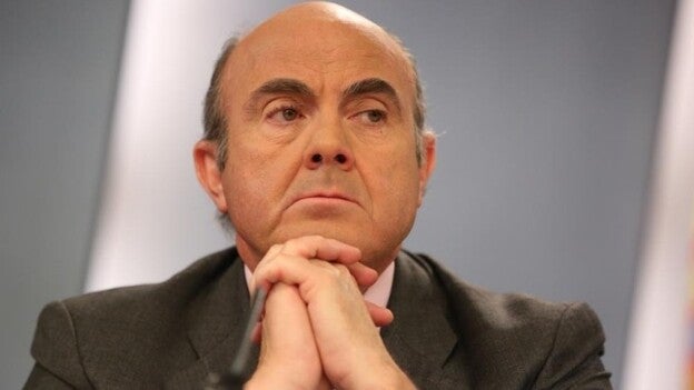 Guindos ve "positivos" los datos de paro