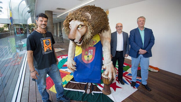 El gran león del Womad se instala en el escaparate del Cabildo de Gran Canaria