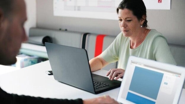 Los salarios de puestos digitales suben un 15% de media