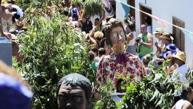 El alcalde de Agaete denuncia un posible fraude en la venta de camisetas de La Rama