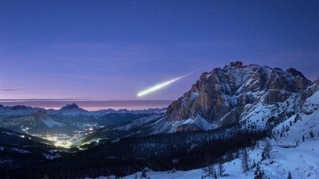 Capta la imagen de una bola de fuego sobre los Alpes