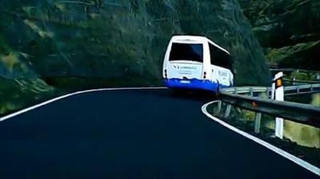 Denunciado por adelantar a una guagua en La Aldea