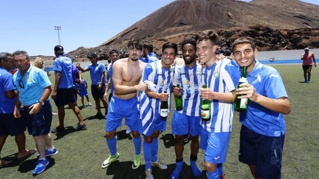 Teguise adjudica el nuevo césped del campo de fútbol de Tahíche