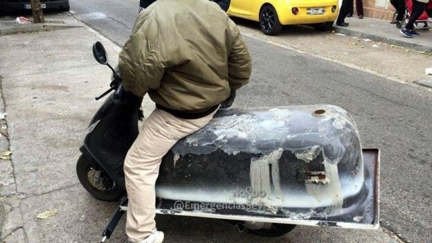 Denunciado por transportar una bañera en un ciclomotor