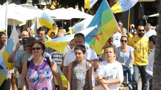 CC saca la bandera con siete estrellas verdes
