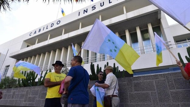 Sí a la bandera con siete estrellas